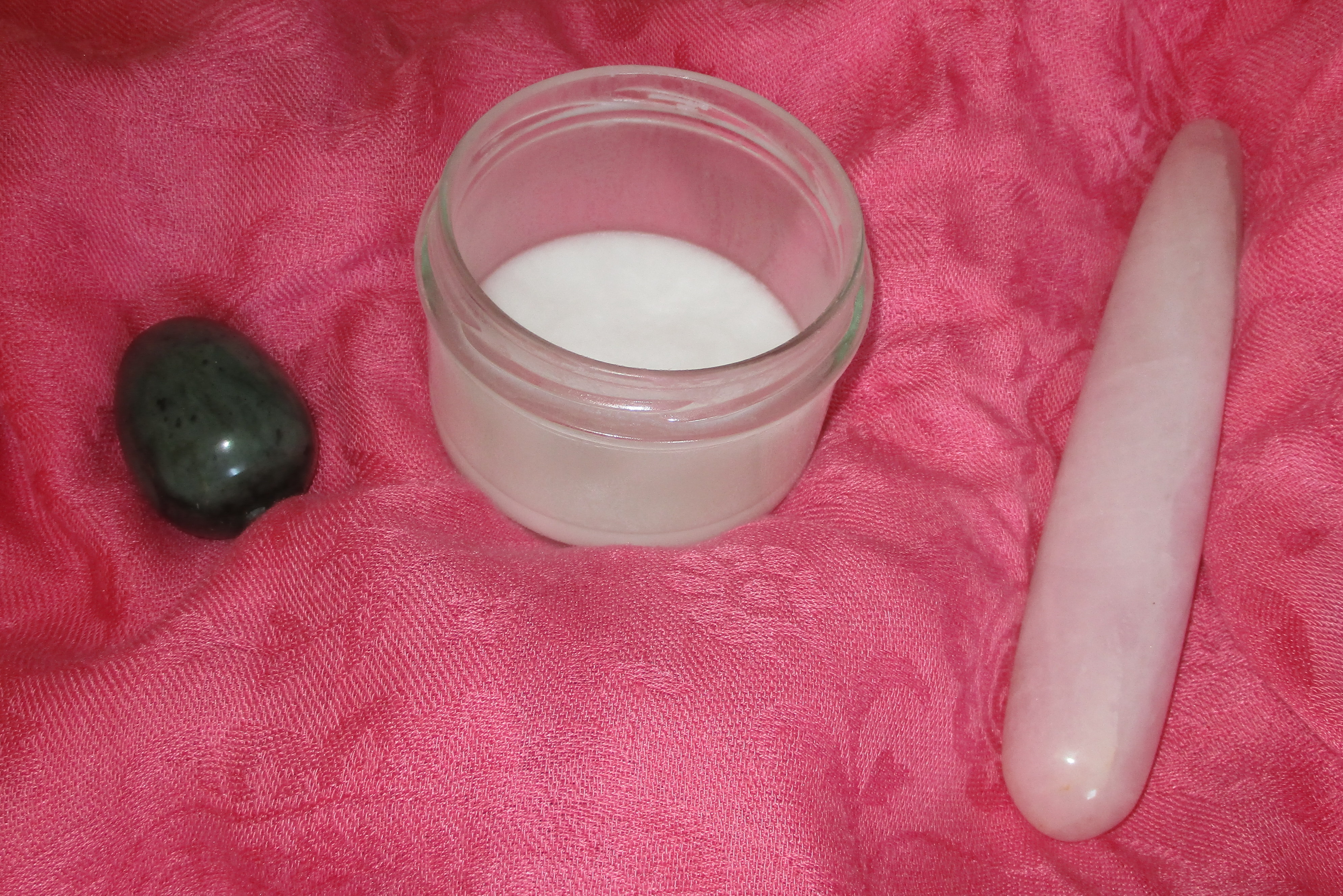 Nephrit-Jadeei & Rosenquarz-Chakrub mit Kokosöl