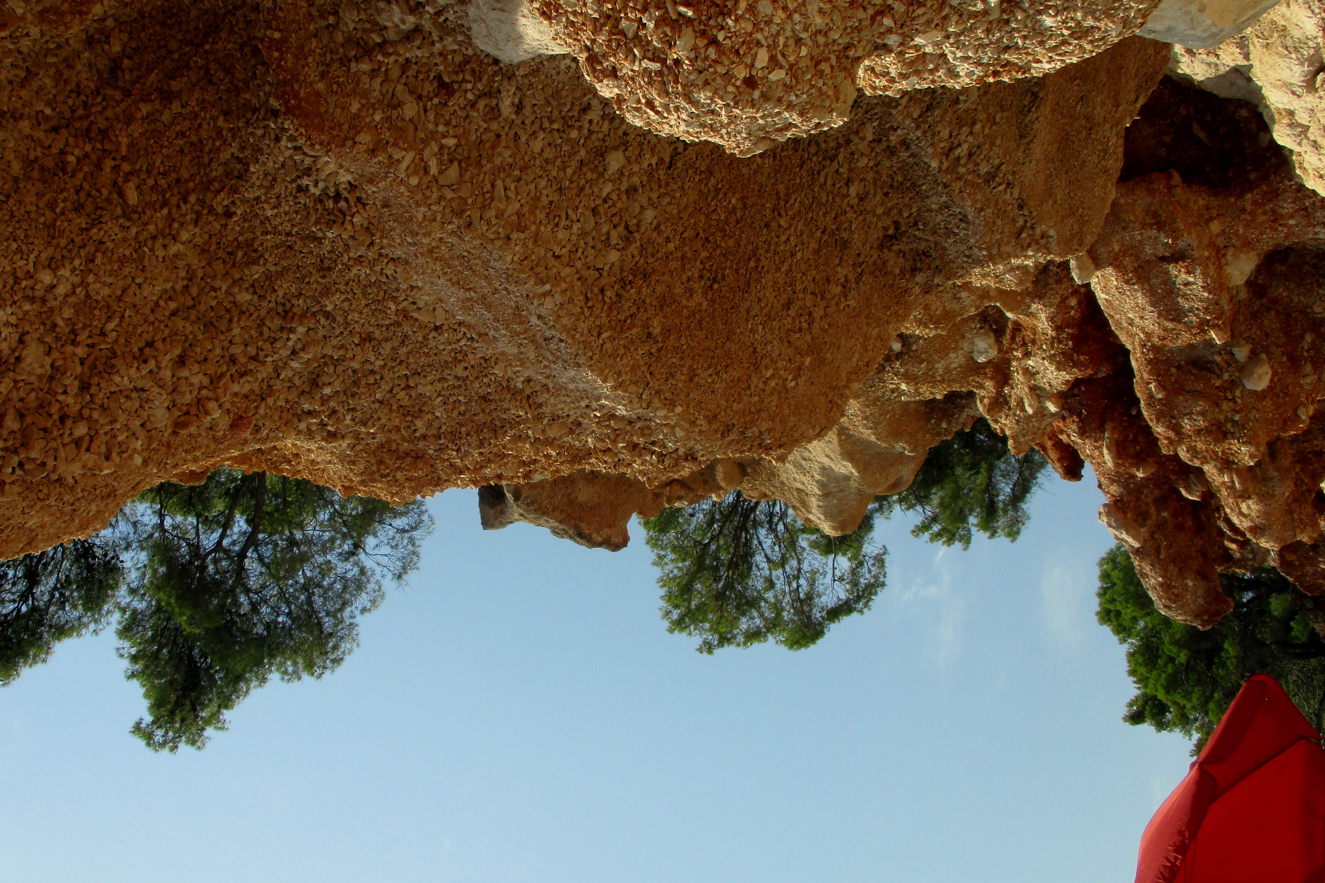 Blick unter den Felsen liegend nach oben zu unserem Zeltplatz